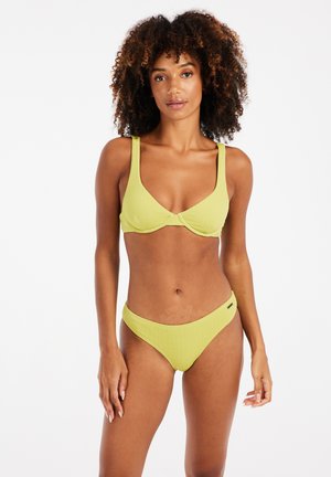 Jasnozielony zestaw bikini wykonany z teksturowanej tkaniny, z biustonoszem w formie braletki z szerokimi ramiączkami oraz dopasowanymi, niskimi majtkami.