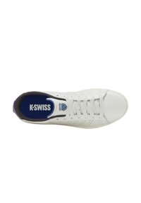 Weiße Leder-Sneaker mit runder Zehenpartie, perforierten Seiten und flachen Schnürsenkeln. Die dunkelblaue Innensohle zeigt das "K-Swiss"-Logo mit blauen und silbernen Akzenten.