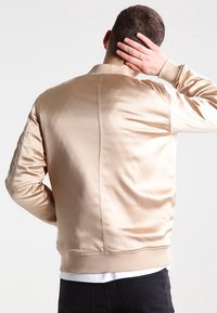 Black Kaviar Bomberjacka - beige