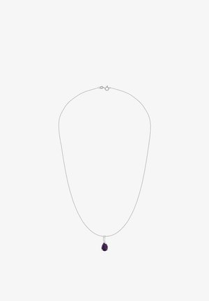 Collar de cadena plateada con un colgante de piedra preciosa morada en forma de lágrima. Diseño ligero con un cierre sencillo de broche.