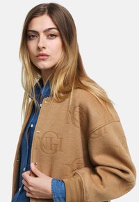 GANT JACQUARD VARSITY - Bomberjacks - warm khaki