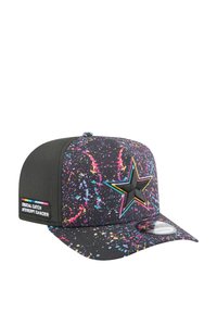 Casquette noire avec un motif éclaboussé de peinture colorée, présentant un logo en broderie en forme d'étoile et une étiquette latérale portant l'inscription "Crucial Catch Intercept Cancer."