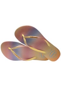 Tongs dégradées en rose, violet et jaune avec une semelle texturée. Brides jaunes avec logo sur le dessus et la semelle.