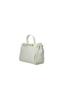 Borsa in pelle bianca con doppi manici, una tracolla rimovibile, accessori metallici e marchio in rilievo sul lato. Forma rettangolare.