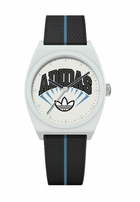 Bracelet en caoutchouc noir texturé avec une bande bleue ; boîtier carré blanc ; cadran blanc avec le logo "ADIDAS" et l'emblème des trois bandes. Aiguilles argentées.