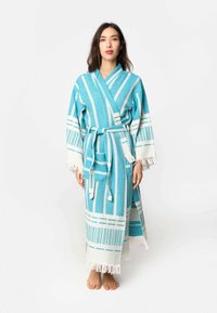 Kimono-stil odjeća u tirkiznoj i bijeloj prugastoj boji, izrađena od mekanog materijala, s vezanjem na kopčanje i resama na rukavima i rubu.