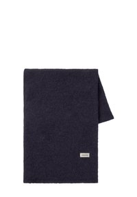 Dunkelblaues, strukturiertes Decke mit einem weichen Gefühl. Gefaltet, mit einem kleinen rechteckigen Etikett mit dem Logo "THINKING MU" an einer Kante.