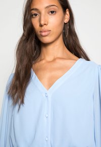 Object MILA V-NECK - Blusa - serenity