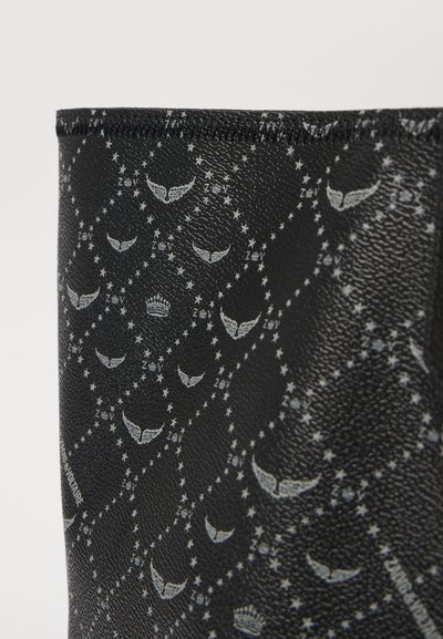 Schwarzes Material mit strukturierten Oberflächen, geprägt mit einem Diamantmuster, Sternen und Flügelmotiven in Grau, akzentuiert durch ein Kronendesign.