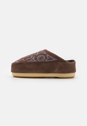 Sapatilha castanha de camurça, estilo slip-on, com bordado decorativo em azul claro, perfil baixo e sola de borracha bege com grip texturizado.
