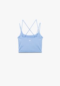 Lichtblauw cropped tanktop van gladde stof met een fitted design. Het heeft dunne, gekruiste banden op de rug en een klein logo.