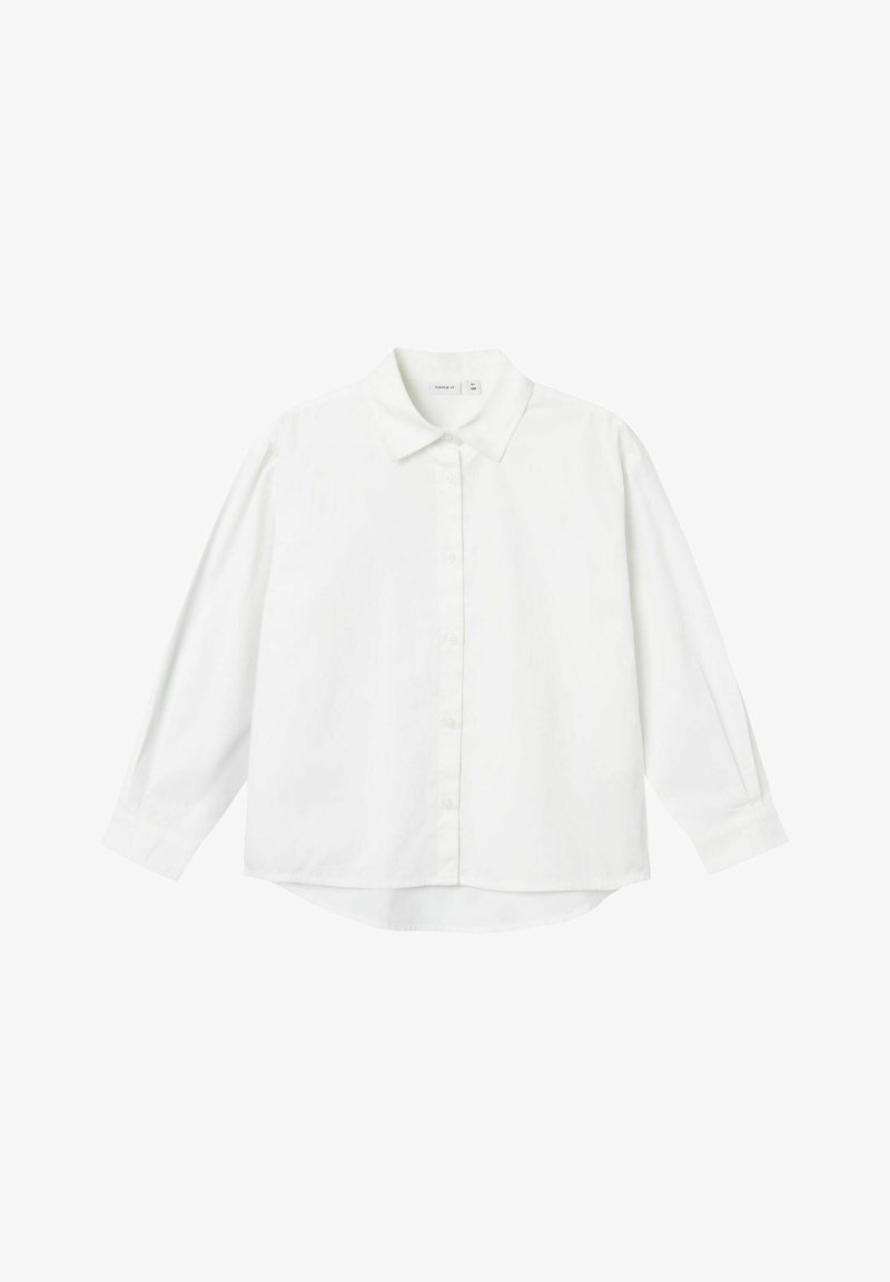 Hvit langermet skjorte med krage, knapp foran og avrundet nederkant. Laget av et glatt stoff med minimal detaljering.