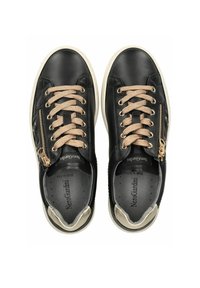 Baskets en cuir noir avec lacets beiges, zipper latéral et détails métalliques dorés. Bout arrondi et rembourrage autour de la cheville.