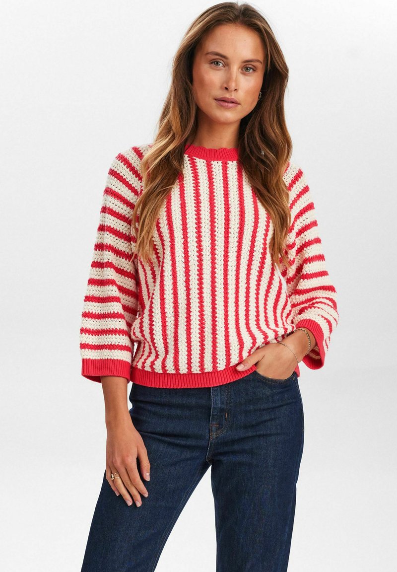 Czerwono-biały sweter w paski z okrągłym dekoltem i rękawami 3/4, z teksturowanym splotem i ściągaczami przy mankietach.