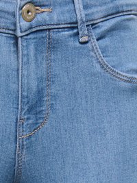 Jean en denim bleu clair avec fermeture à boutons à l'avant, coutures visibles et texture lisse avec une légère finition délavée.