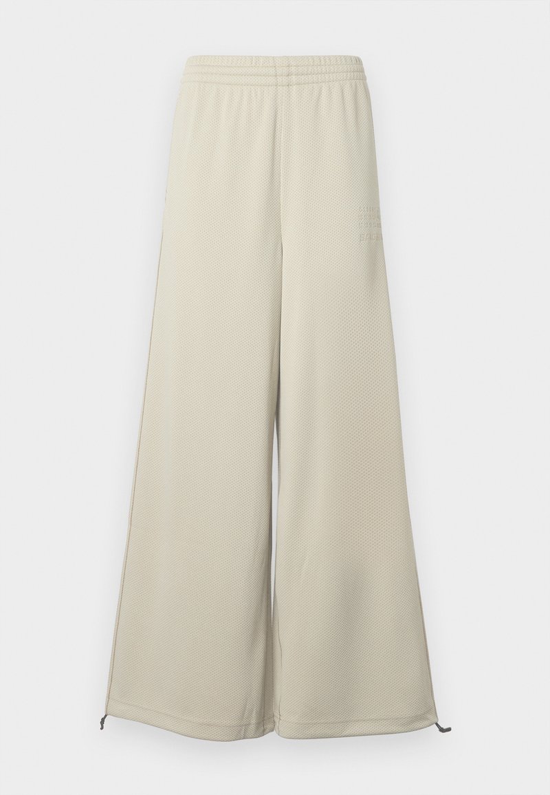 Pantaloni a gamba larga in tessuto a rete beige chiaro, con vita elastica e dettaglio del logo, caratterizzati da una texture morbida e fondo svasato.