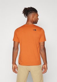 The North Face M SS SIMPLE DOME TEE - Sportovní tričko - earthen copper