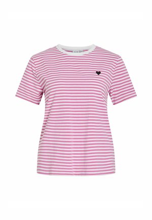 Roosa ja valge horisontaalselt triibuline lühikeste varrukatega särk väikese musta südameembleemiga vasakul rinnal ja ümar valge kaelusega.