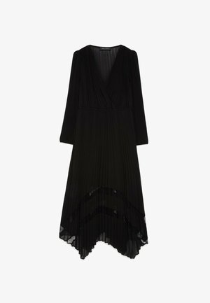 Sort plisseret midi-kjole med lange ærmer, V-udskæring med indpakningsbodice, indsnævret talje og asymmetrisk nederkant med transparent paneldetalje.