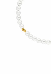 Weißes Perlenk necklace mit glatter Textur, das eine goldene Akzentperle zwischen den Perlen zeigt. Runde Form, klassisches Design.