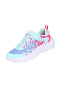 Zapatilla deportiva en azul claro y rosa con parte superior de malla, collar acolchado y correa ajustable. Cuenta con suela texturizada y detalles decorativos a rayas.