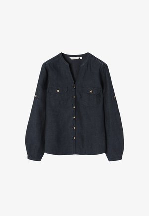 Tmavě námořnická modrá košile s dlouhým rukávem a knoflíky, s dvěma náprsními kapsami a knoflíkovými pásky na rukávech, zobrazena na bílém pozadí.