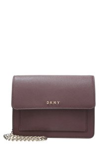 Kabelka DKNY v tmavě šeříkové syntetické materiálu s texturovaným povrchem, zlatým logem a kovovým řetízkovým popruhem. Má klopové zavírání s kapsou.