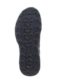 Gummisohle mit einem robusten Profildesign, hauptsächlich schwarz mit strukturierten Mustern, die Pfeilen und geometrischen Formen ähneln, um Traktion zu bieten.