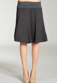 Grauer Leinenrock mit elastischem Bund, ausgestelltem Schnitt, knielangem Saum und strukturiertem Stoff, kombiniert mit beigen High Heels.