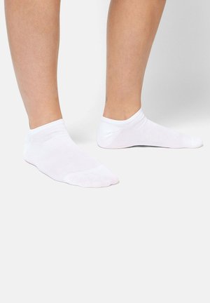 Weiße Knöchelsocken aus einem weichen, dehnbaren Stoff, mit einem gerippten Bund und einer glatten Textur, die für Komfort und Atmungsaktivität konzipiert sind.