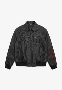 Giacca bomber in satin nera con una texture liscia. Presenta il logo "WASTED" in nero sul petto e un ricamo di ragno rosso sulla manica.