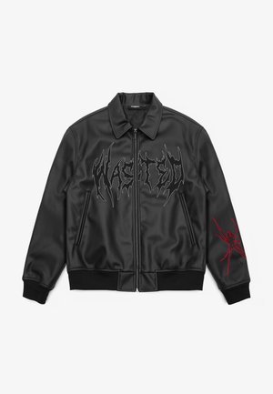 Chaqueta bomber de satén negro con una textura suave. Presenta el logo "WASTED" en negro en el pecho y bordado de una araña roja en la manga.