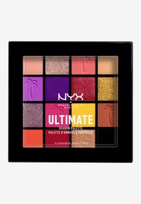 La NYX Ultimate Shadow Palette presenta 16 cialde quadrate di ombretti vibranti in finiture opache e lucide, con una custodia nera lucida e una stampa di palma.