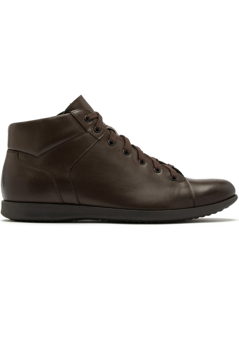 Brązowe skórzane półbuty z zaokrąglonym noskiem, sznurowane z przodu, o teksturowanej powierzchni. Posiadają gładkie wykończenie i elastyczną gumową podeszwę.