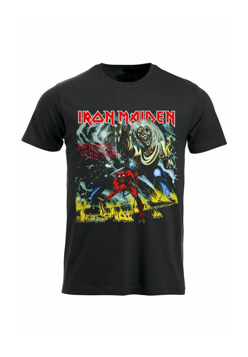 Camiseta de algodón negra con un diseño gráfico que presenta una figura esquelética y un demonio rojo sobre un fondo ardiente, titulada "El Número de la Bestia."