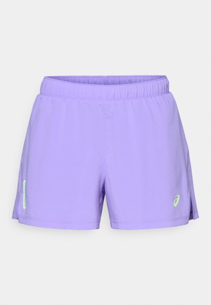 Gaiši violets sporta šorti ar elastīgu jostasvietu, ar zaļo logotipu kreisajā pusē un sānu šķeltnēm kustību veikšanai.