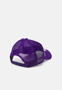 Casquette violette avec un dos en mesh, visière incurvée et fermeture snapback. Comprend un panneau avant en tissu solide et un bouton au sommet.