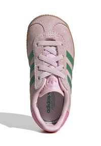 Sneaker en daim rose avec un design à trois bandes vertes, des lacets roses et une semelle intérieure texturée. Bout rond et semelle extérieure en caoutchouc.