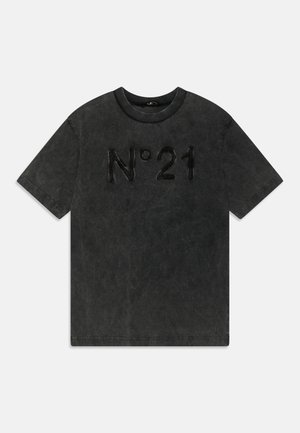 T-shirt noir à manches courtes en tissu texturé, avec un logo "N°21" en relief sur le devant. Encolure ronde, coupe décontractée.