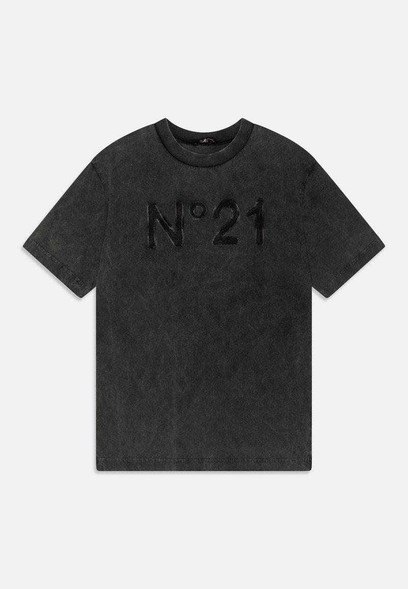 T-shirt nera a maniche corte in tessuto testurizzato, con logo "N°21" in rilievo sul davanti. Collo rotondo, vestibilità comoda.