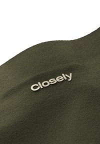 Tessuto verde scuro con una superficie liscia, caratterizzato dalla parola "Closely" in un font argento elegante. Il tessuto ha una leggera lucentezza.