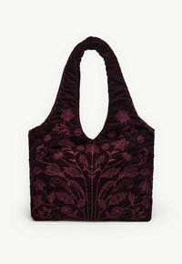 Bordeaux fluwelen totebag met een gestructureerd, gequilt oppervlak en bloemige borduurselontwerpen, met een ronde handvat en een ruime body.