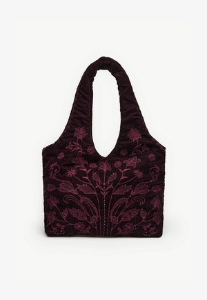 Bordeaux-rote samtige Tragetasche mit texturiertem, gestepptem Oberflächen und floralem Stickdesign, ausgestattet mit einem runden Griff und einem geräumigen Körper.