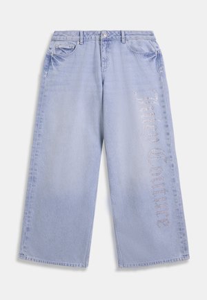 Hellblaue Jeans mit weitem Bein aus Denim und Fünf-Taschen-Design. „Juicy Couture“ aus Strasssteinen ist entlang des linken Beins zu sehen.