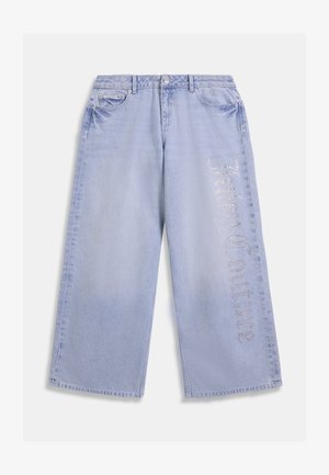 Hellblaue Jeans mit weitem Bein aus Denim und Fünf-Taschen-Design. „Juicy Couture“ aus Strasssteinen ist entlang des linken Beins zu sehen.