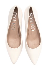 Décolleté bianchi in pelle con punta affilata, caratterizzati da una finitura liscia e un design slip-on. L'interno è foderato in beige con il nome del marchio stampato in argento.