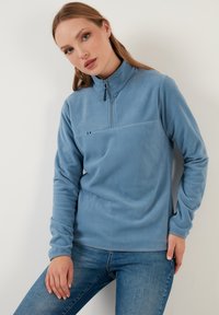 LELA HIGH COLLAR - Felpa in pile - light blue