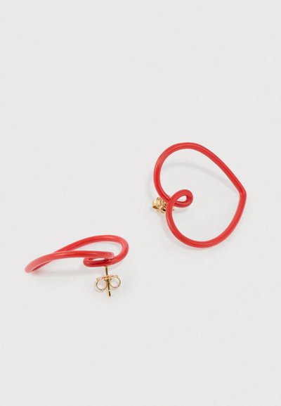 Červené plastové náušnice v tvare slučiek s pozláteným zapínaním. Hladký povrch s ľahkým dizajnom.
