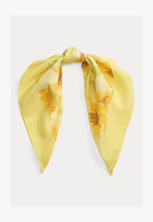 Gult silkeskjerf med knute, preget av et mykt blomstertegn i nyanser av oransje, grønt og brunt på en hvit bakgrunn.