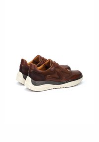Zapatillas de cuero marrón con un tacón texturizado de color marrón oscuro, cuello acolchado y suela de goma beige. Diseño con cordones y detalles de marca mínimos.